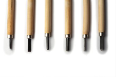 Beyaz arka planda izole edilmiş ahşap oyma aletleri. Çeşitli kesikler.