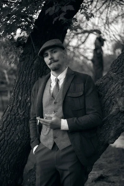 Retro Retrato 1920 Gángster Inglés Con Una Gorra Plana Fuma — Foto de Stock