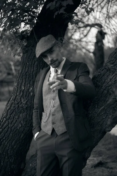 Портрет Англійського Гангстера 1920 Років Пласкою Шапкою Курить Цигарку Вулиці — стокове фото