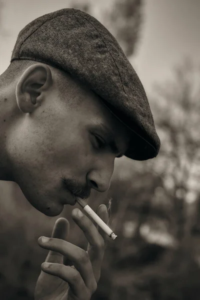 Retro 1920 Retrato Gangster Inglês Com Boné Liso Fuma Cigarro — Fotografia de Stock