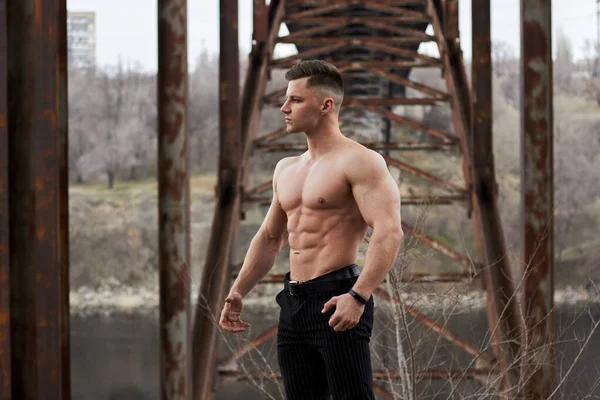 Attractive Young Guy Demonstrates Muscular Torso Outdoors Beautiful Physique Fitness — Stock Photo, Image