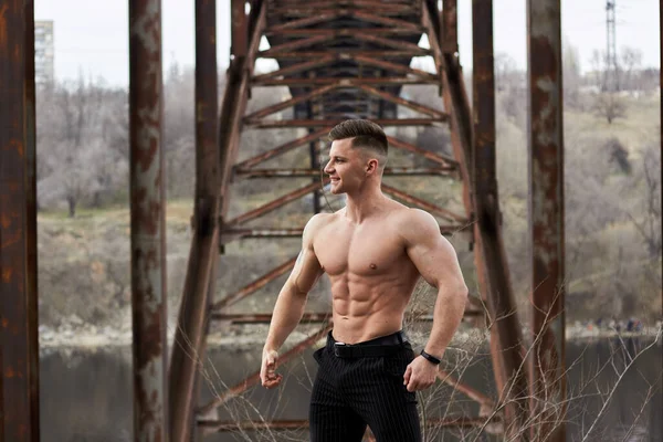 Attractive Young Guy Demonstrates Muscular Torso Outdoors Beautiful Physique Fitness — Stock Photo, Image