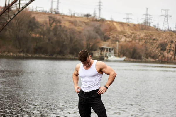 Aantrekkelijke Jongeman Demonstreert Gespierde Romp Buiten Mooie Lichaamsbouw Fitness Lifestyle — Stockfoto