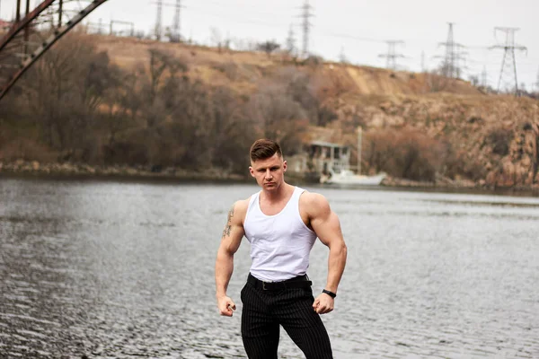 Attraktiver Junger Mann Demonstriert Muskulösen Oberkörper Freien Schöner Körperbau Fitness — Stockfoto