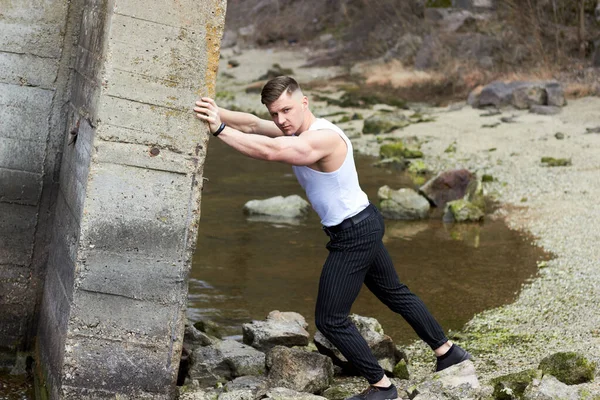 Attractive Young Guy Demonstrates Muscular Torso Outdoors Beautiful Physique Fitness — Stock Photo, Image