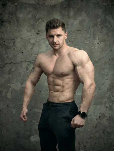Beton Duvarda Poz Veren Yakışıklı Kaslı Adam Fitness Konsepti Vücut — Stok fotoğraf