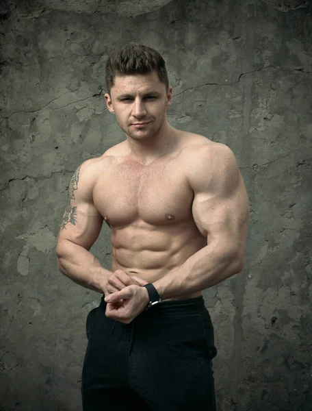 Schöner Muskulöser Mann Der Auf Betonwänden Posiert Das Konzept Von — Stockfoto
