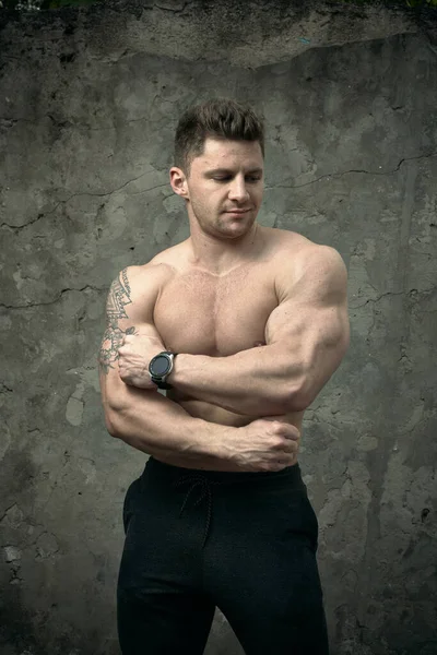 Handsome Muscular Man Posing Concrete Wall Background Concept Fitness Bodybuilding — Stock Photo, Image