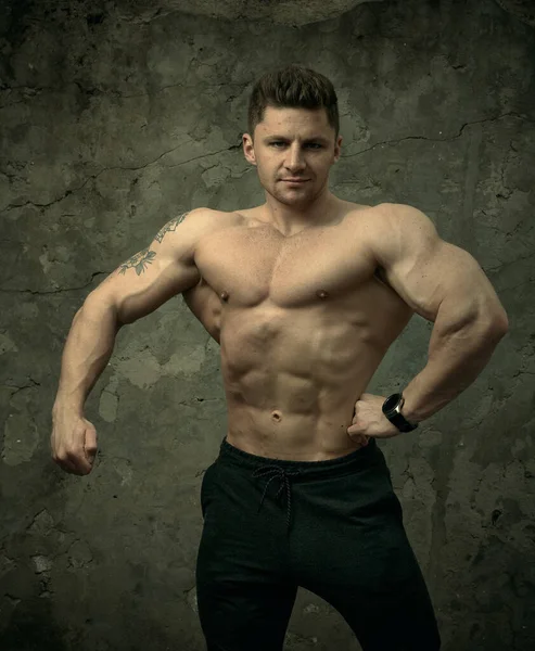 Bonito Homem Muscular Posando Fundo Parede Concreto Conceito Fitness Musculação — Fotografia de Stock