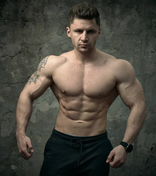Bonito Homem Muscular Posando Fundo Parede Concreto Conceito Fitness Musculação — Fotografia de Stock