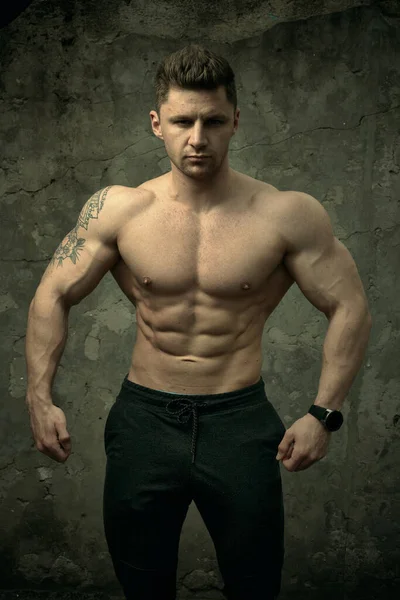 Knappe Gespierde Man Poserend Betonnen Muurachtergrond Het Concept Van Fitness — Stockfoto