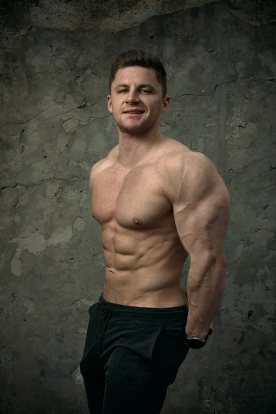 Beton Duvarda Poz Veren Yakışıklı Kaslı Adam Fitness Konsepti Vücut — Stok fotoğraf