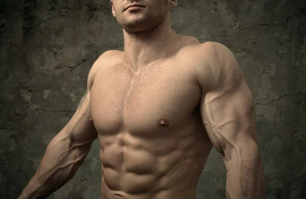Hombre Musculoso Guapo Posando Sobre Fondo Pared Hormigón Concepto Fitness — Foto de Stock