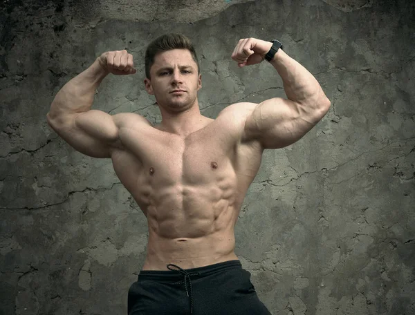 Hombre Musculoso Guapo Posando Sobre Fondo Pared Hormigón Concepto Fitness — Foto de Stock