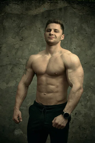 Bello Uomo Muscoloso Posa Sfondo Muro Cemento Concetto Fitness Bodybuilding — Foto Stock