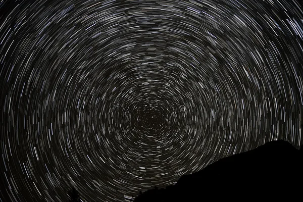 Estrelas trilhas montanhas céu — Fotografia de Stock