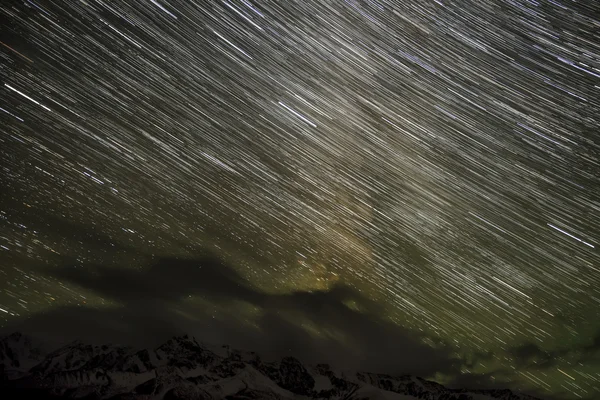 Bela Vista Noturna Com Traços Estrelas Forma Faixas Nuvens Céu — Fotografia de Stock