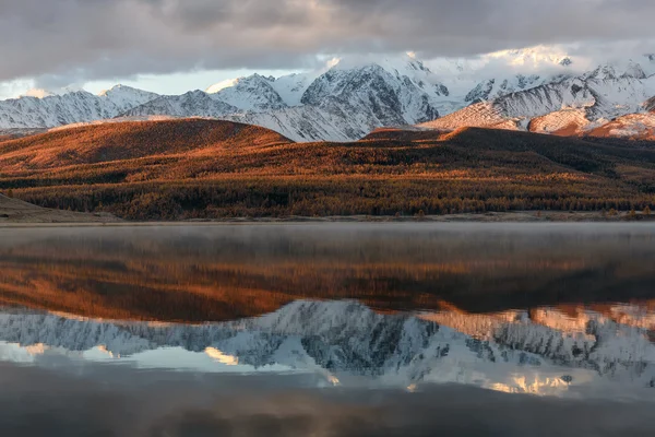 Meer bergen reflectie sneeuw zonsopgang — Stockfoto