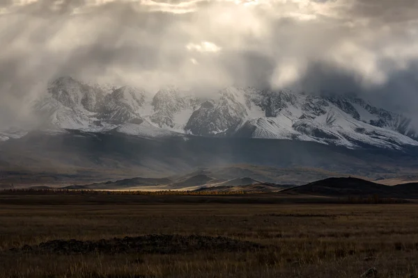 Berge Wolken Sturm Sonne Himmel — Stockfoto