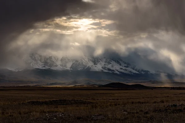 Montanhas nuvens tempestade céu luz solar — Fotografia de Stock