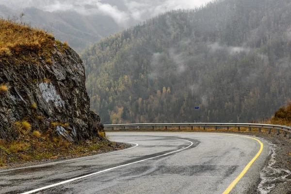 Estrada montanhas nevoeiro hairpin curva — Fotografia de Stock