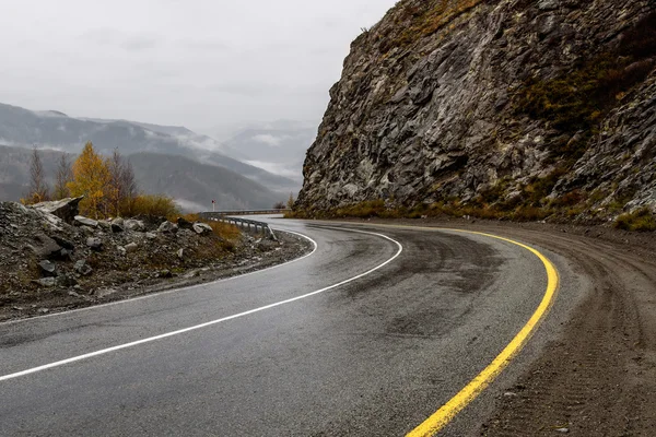 Carretera montañas niebla curva horquilla — Foto de Stock