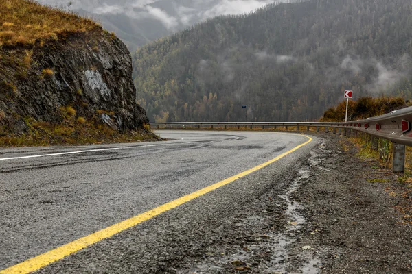 Estrada montanhas nevoeiro hairpin curva — Fotografia de Stock