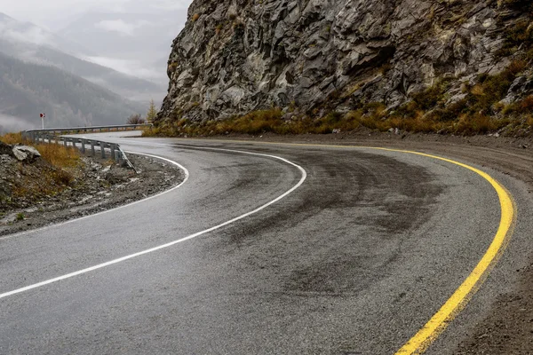 Road mountains fog hairpin curve — Stock Photo, Image