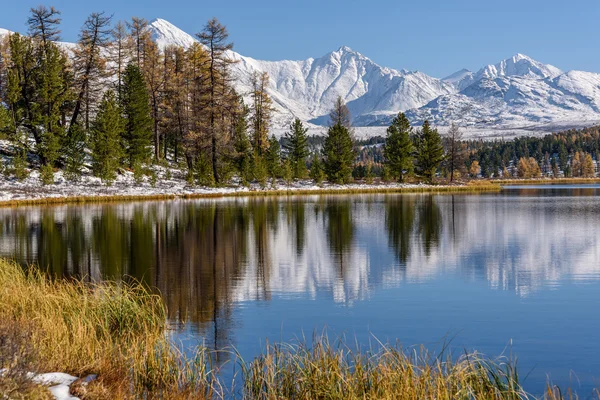 Meer bergen reflectie sneeuw herfst — Stockfoto