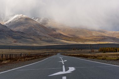 yol dağlar asfalt bulutlar fırtına
