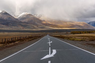 yol dağlar asfalt bulutlar fırtına