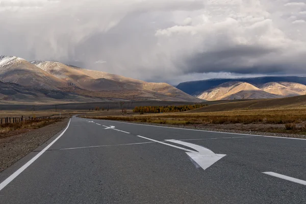 Road mountains asphalt clouds storm — Stock Photo, Image