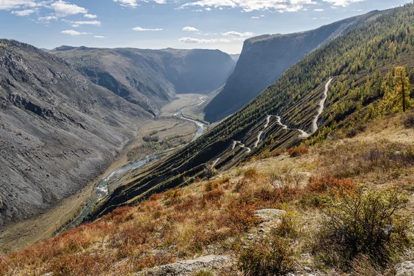 Góry droga przebiegu Dolina jesienią — Zdjęcie stockowe