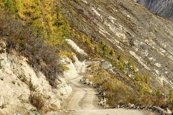 Dağlar yol geçişi sonbahar — Stok fotoğraf