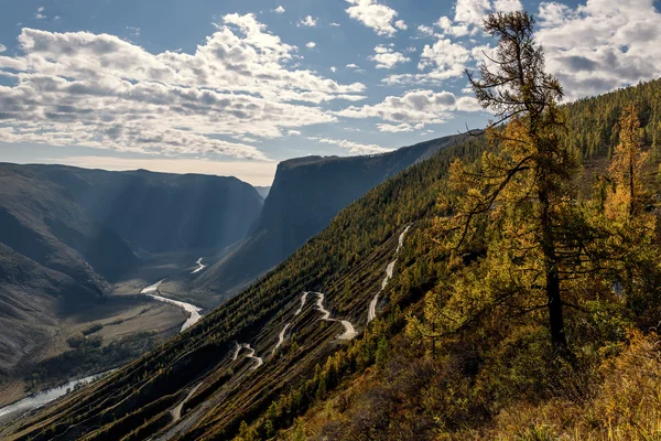 Podzim na horách silniční pass valley — Stock fotografie
