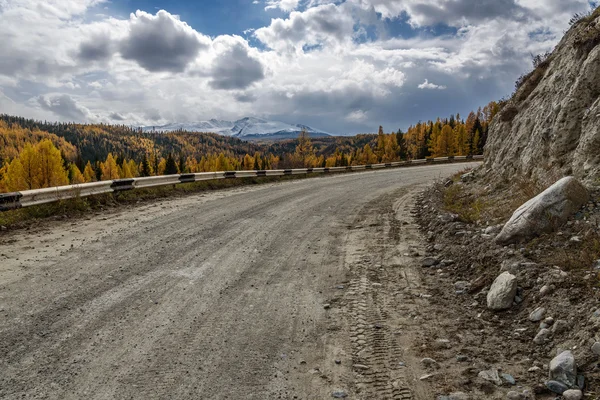 Podzim na horách silniční lesní — Stock fotografie
