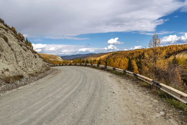 Dağlar yol orman sonbahar — Stok fotoğraf