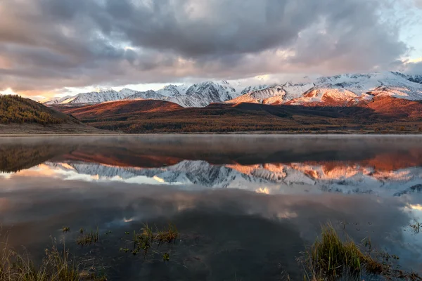 Озеро горы отражение снега восход солнца — стоковое фото