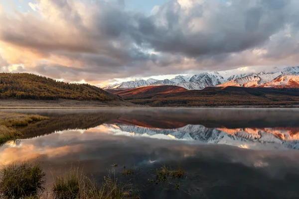 Lago montañas reflexión nieve amanecer Imagen de stock