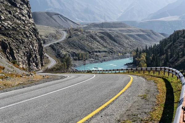 Yol dağ nehir windin. — Stok fotoğraf