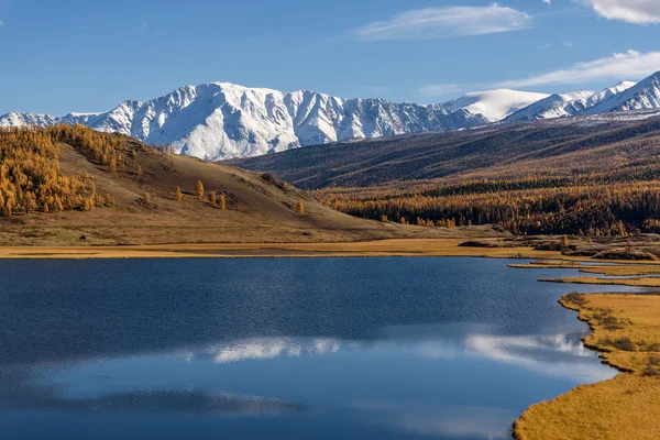 Jezero hory reflexe sníh podzim — Stock fotografie