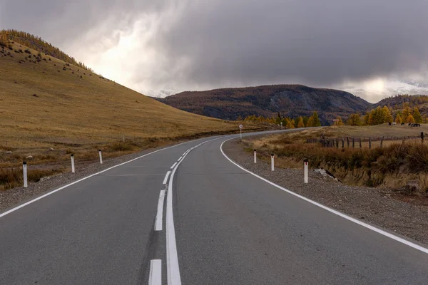 Road mountains asphalt clouds storm — Stock Photo, Image