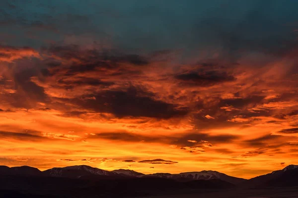 Nuvens de montanha céu pôr-do-sol laranja — Fotografia de Stock