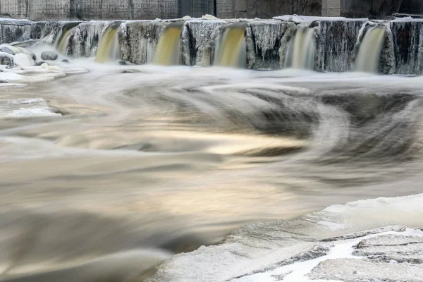 Floden dammen vatten snö is — Stockfoto