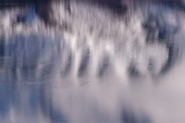 Water reflection mountains sky background — Stock Photo, Image