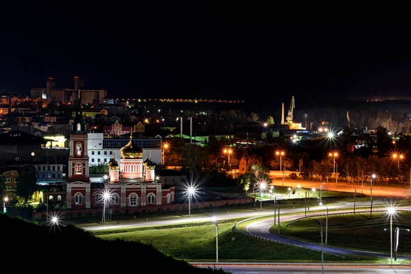 Miasto wieczorem światła Kościoła — Zdjęcie stockowe