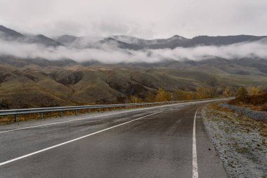 yol Dağları sis asfalt bulutlu