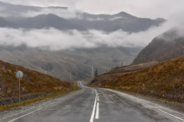 Weg bergen mist asfalt bewolkt — Stockfoto