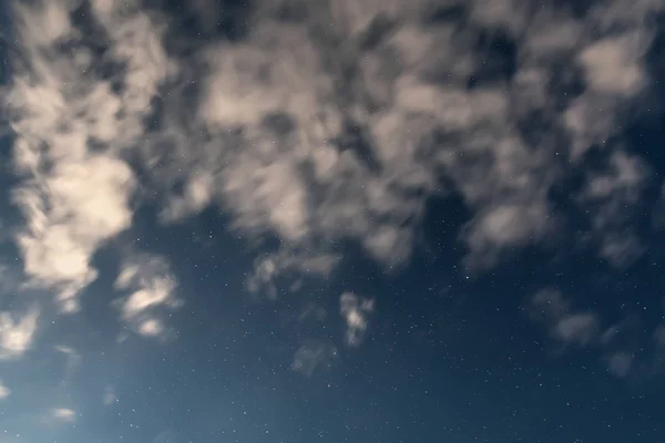 雲空の背景を星します。 — ストック写真