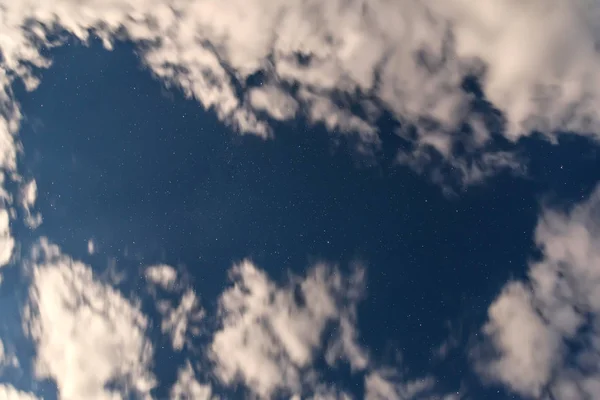 Gwiazdy na tle nieba chmury — Zdjęcie stockowe